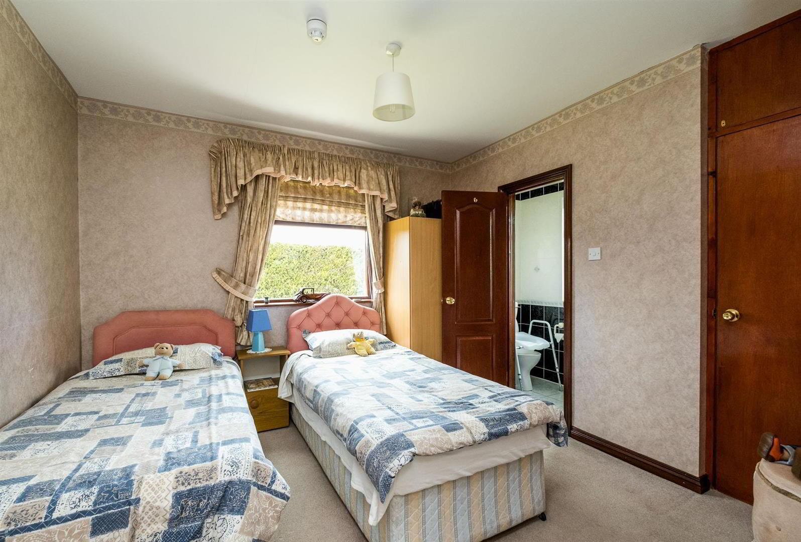 43 & 43a Peartree Road 12 of 30